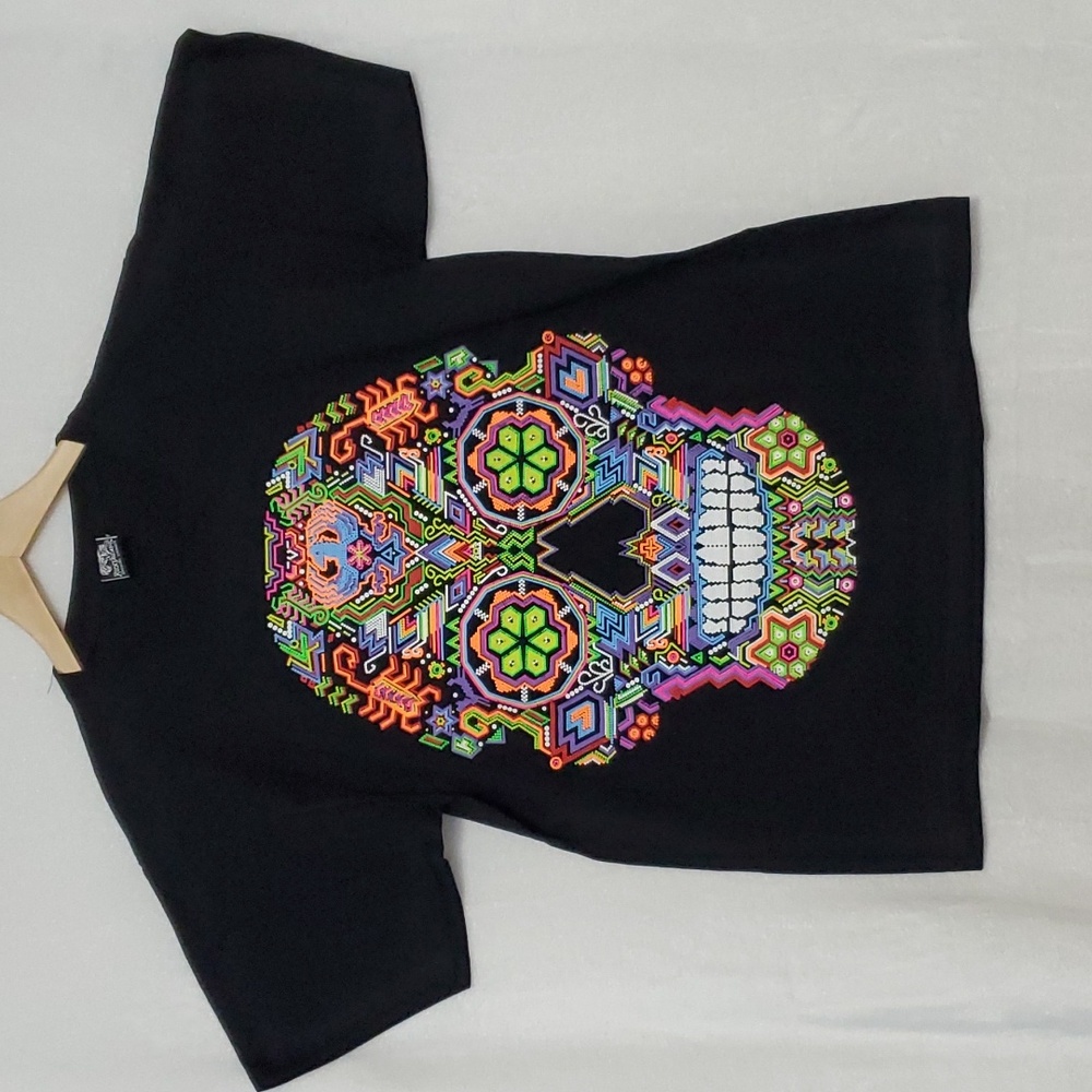 Rock Dreams Colorful Skull Graphic Unisex T-Shirt. Size L